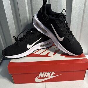 Nike Black and White Athletic Shoes Women with Modern Design